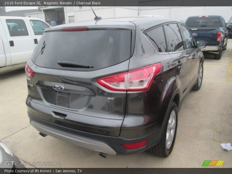 Magnetic Metallic / Charcoal Black 2016 Ford Escape SE
