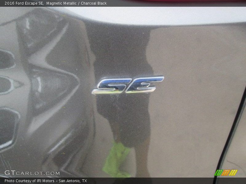 Magnetic Metallic / Charcoal Black 2016 Ford Escape SE