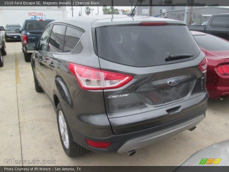 Magnetic Metallic / Charcoal Black 2016 Ford Escape SE