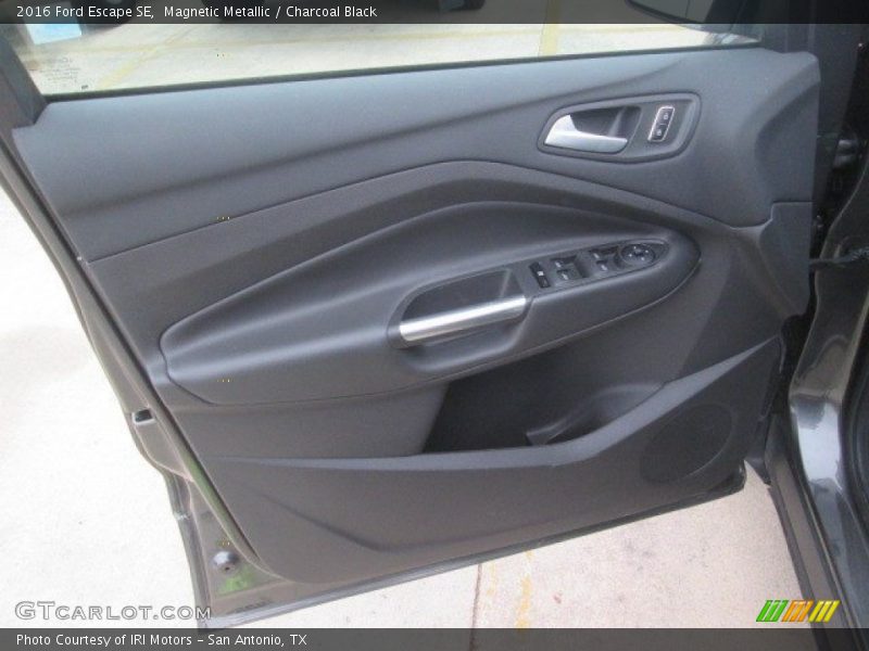 Magnetic Metallic / Charcoal Black 2016 Ford Escape SE