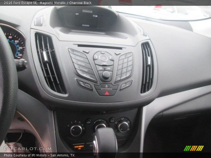Magnetic Metallic / Charcoal Black 2016 Ford Escape SE
