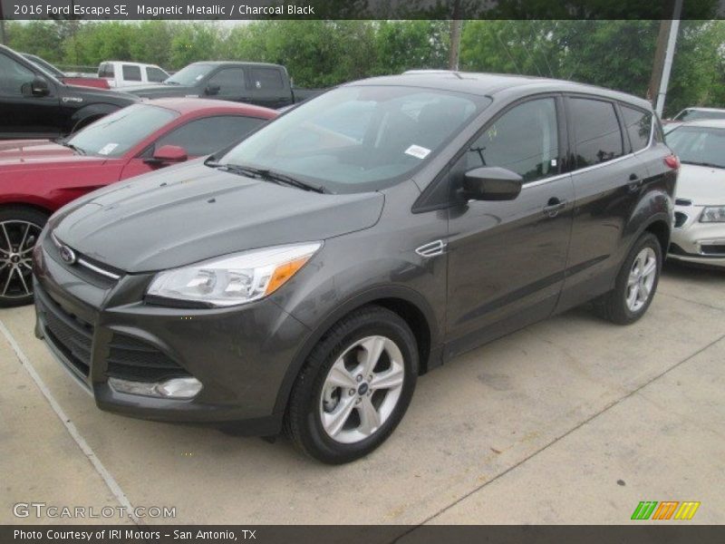 Magnetic Metallic / Charcoal Black 2016 Ford Escape SE