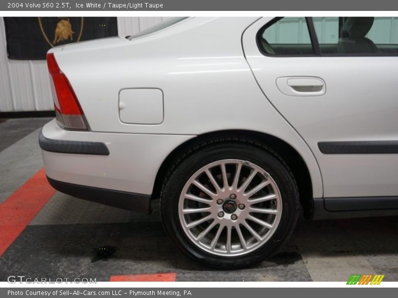 Ice White / Taupe/Light Taupe 2004 Volvo S60 2.5T