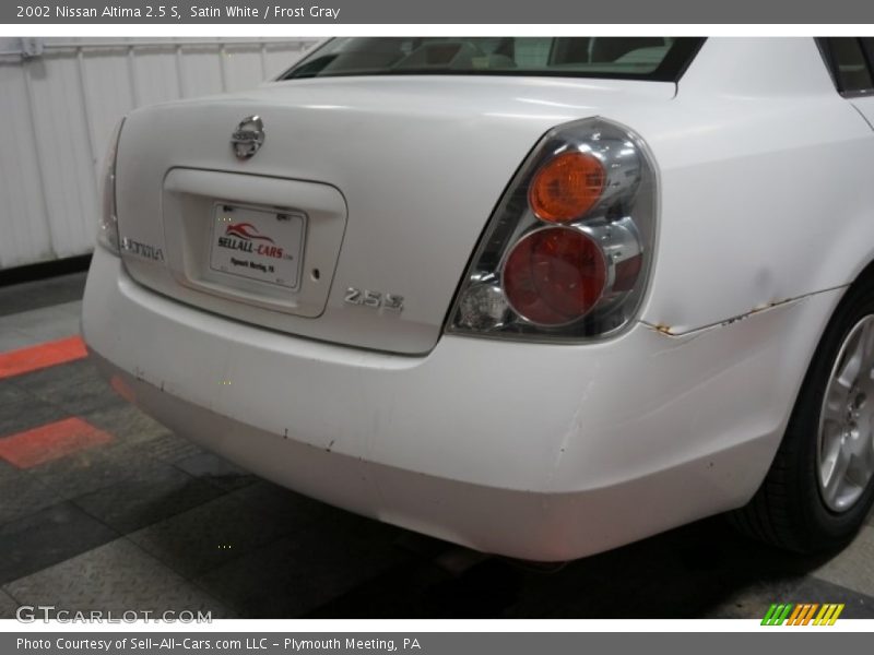 Satin White / Frost Gray 2002 Nissan Altima 2.5 S