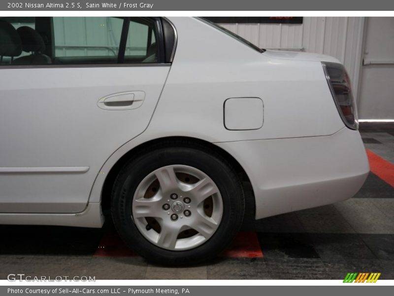 Satin White / Frost Gray 2002 Nissan Altima 2.5 S