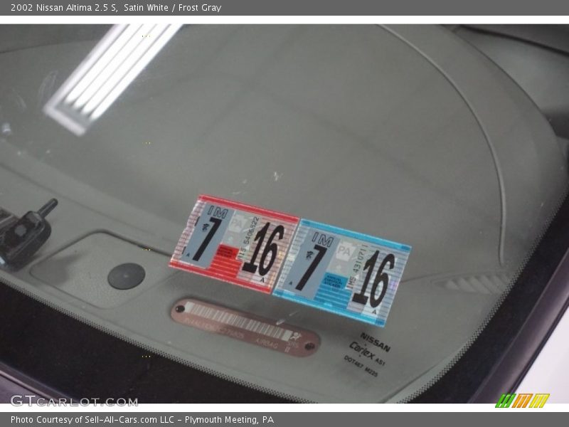 Satin White / Frost Gray 2002 Nissan Altima 2.5 S
