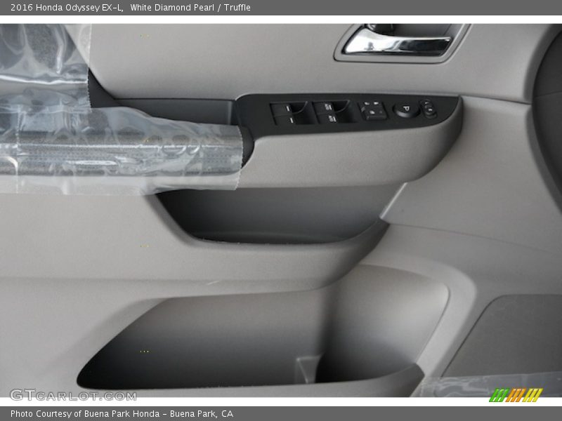 White Diamond Pearl / Truffle 2016 Honda Odyssey EX-L