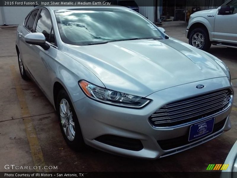 Ingot Silver Metallic / Medium Earth Gray 2016 Ford Fusion S