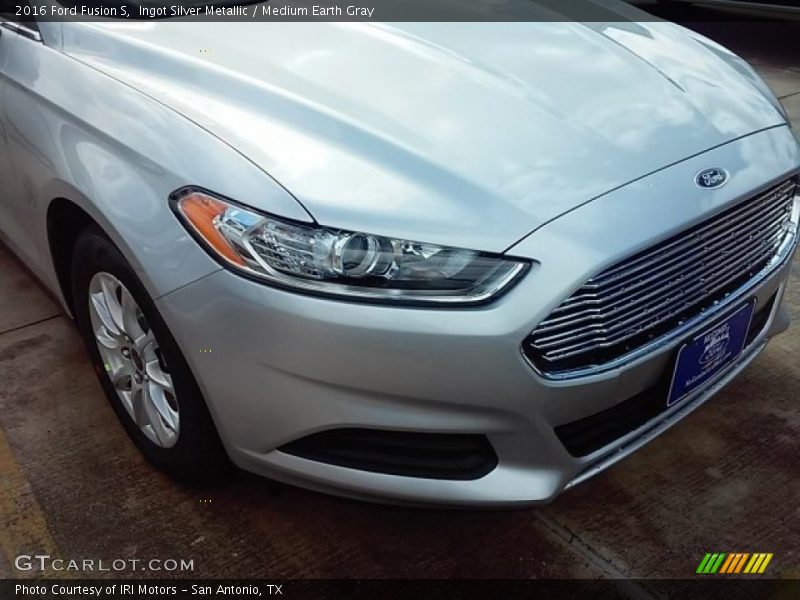 Ingot Silver Metallic / Medium Earth Gray 2016 Ford Fusion S