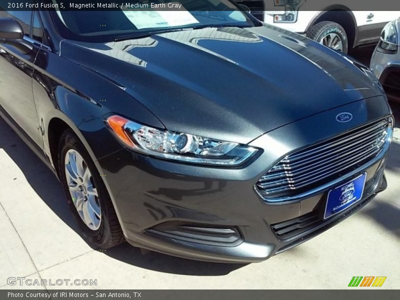 Magnetic Metallic / Medium Earth Gray 2016 Ford Fusion S