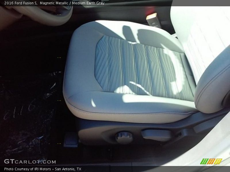 Magnetic Metallic / Medium Earth Gray 2016 Ford Fusion S