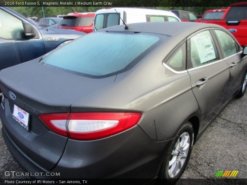 Magnetic Metallic / Medium Earth Gray 2016 Ford Fusion S