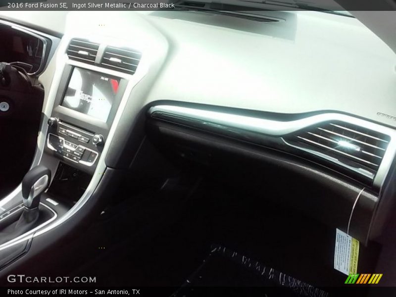 Ingot Silver Metallic / Charcoal Black 2016 Ford Fusion SE