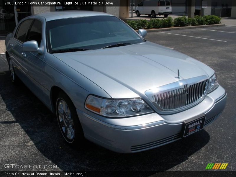 Light Ice Blue Metallic / Dove 2005 Lincoln Town Car Signature