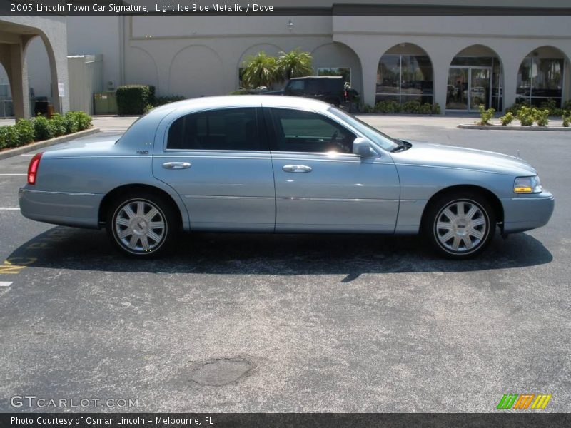 Light Ice Blue Metallic / Dove 2005 Lincoln Town Car Signature