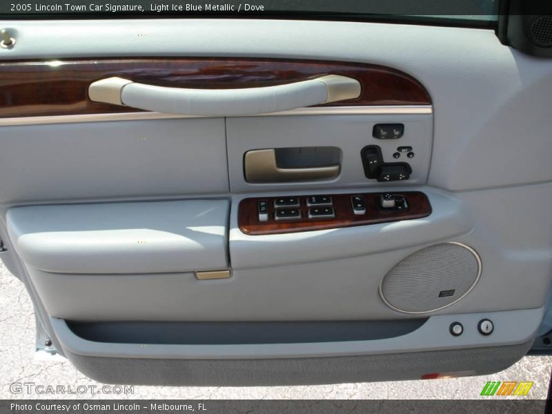 Light Ice Blue Metallic / Dove 2005 Lincoln Town Car Signature