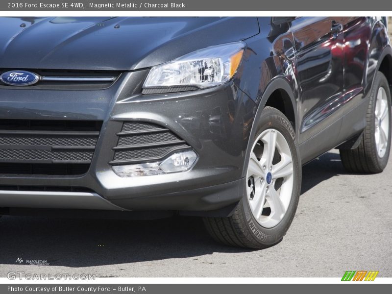 Magnetic Metallic / Charcoal Black 2016 Ford Escape SE 4WD