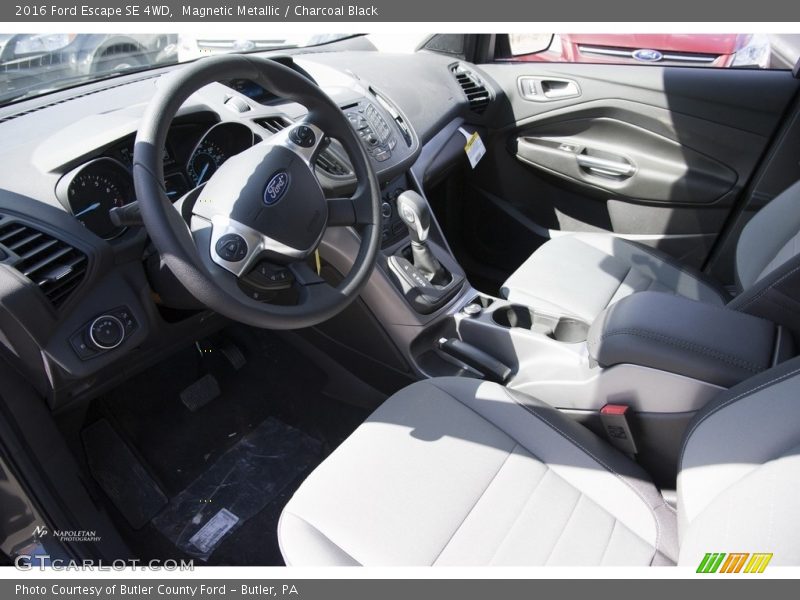 Magnetic Metallic / Charcoal Black 2016 Ford Escape SE 4WD
