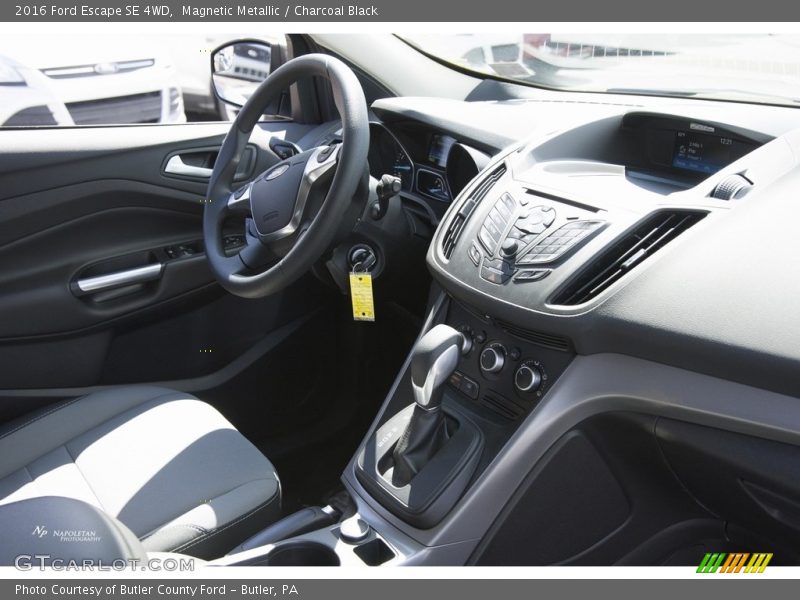 Magnetic Metallic / Charcoal Black 2016 Ford Escape SE 4WD