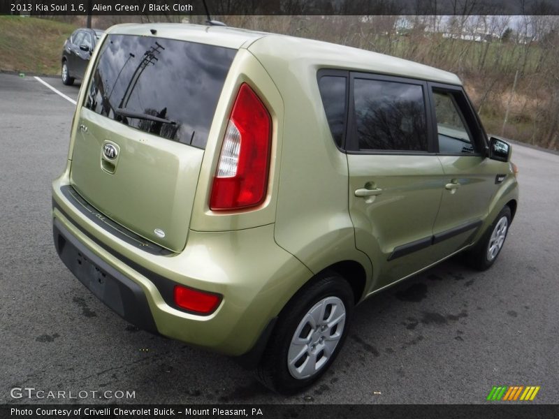 Alien Green / Black Cloth 2013 Kia Soul 1.6