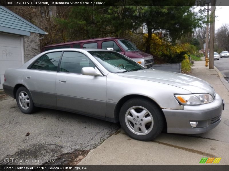 Front 3/4 View of 2000 ES 300 Sedan