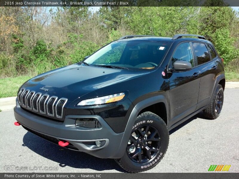 Front 3/4 View of 2016 Cherokee Trailhawk 4x4