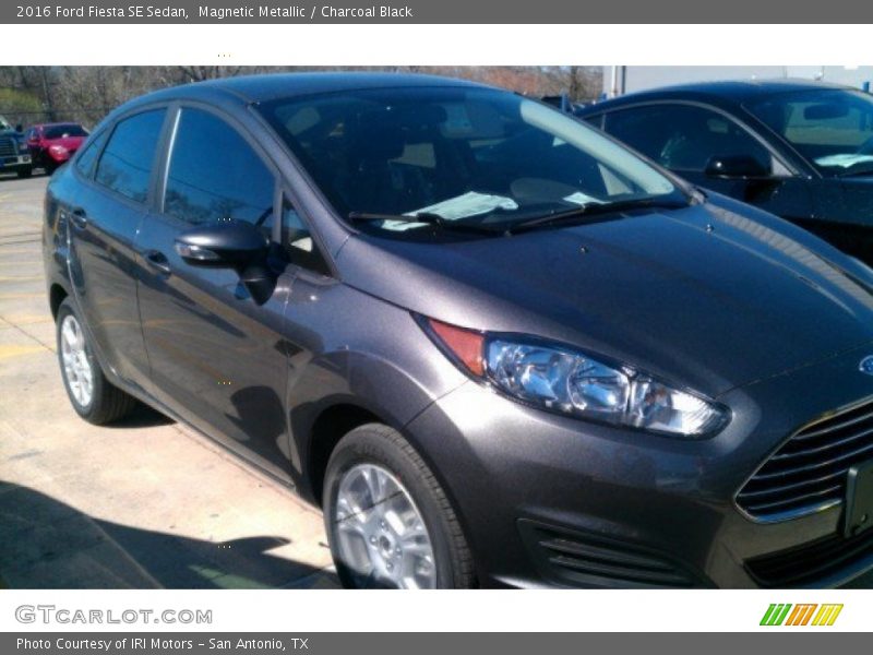Magnetic Metallic / Charcoal Black 2016 Ford Fiesta SE Sedan