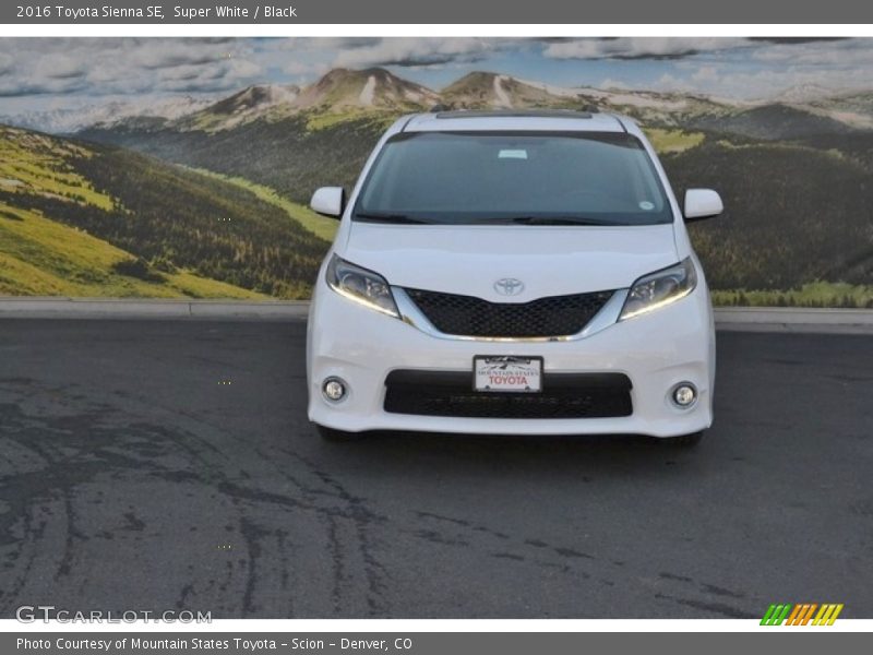 Super White / Black 2016 Toyota Sienna SE
