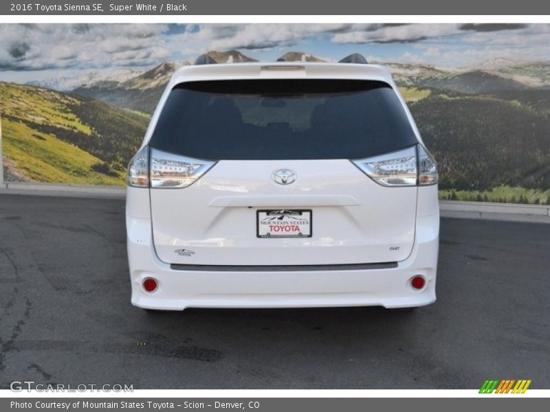 Super White / Black 2016 Toyota Sienna SE