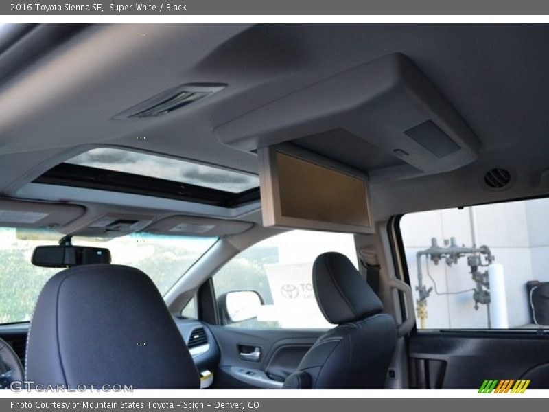 Super White / Black 2016 Toyota Sienna SE