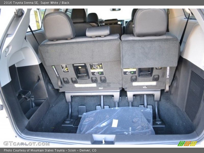 Super White / Black 2016 Toyota Sienna SE
