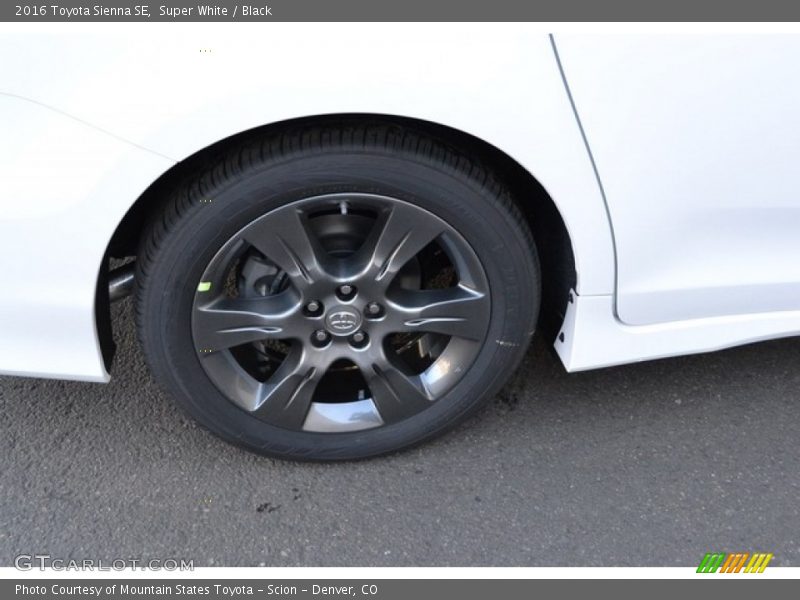 Super White / Black 2016 Toyota Sienna SE