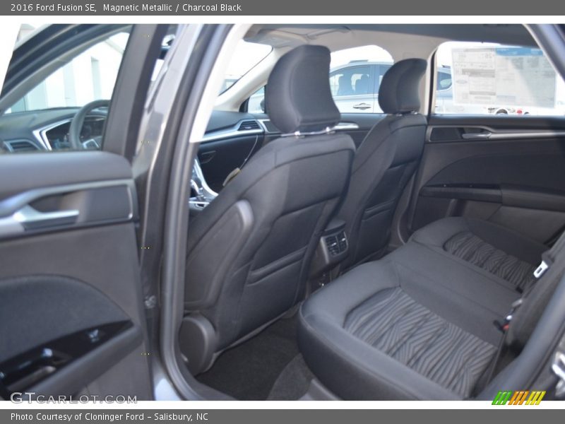 Magnetic Metallic / Charcoal Black 2016 Ford Fusion SE
