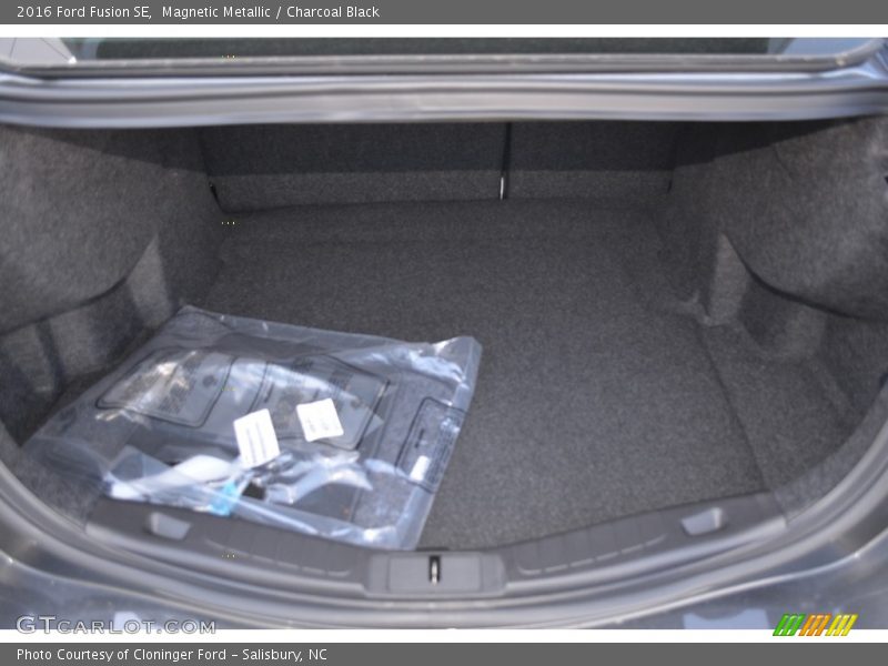 Magnetic Metallic / Charcoal Black 2016 Ford Fusion SE