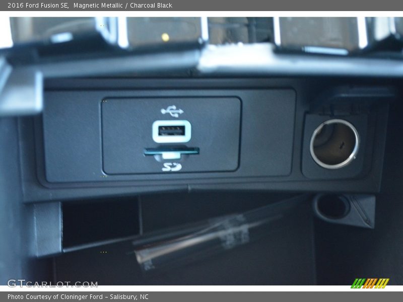 Magnetic Metallic / Charcoal Black 2016 Ford Fusion SE