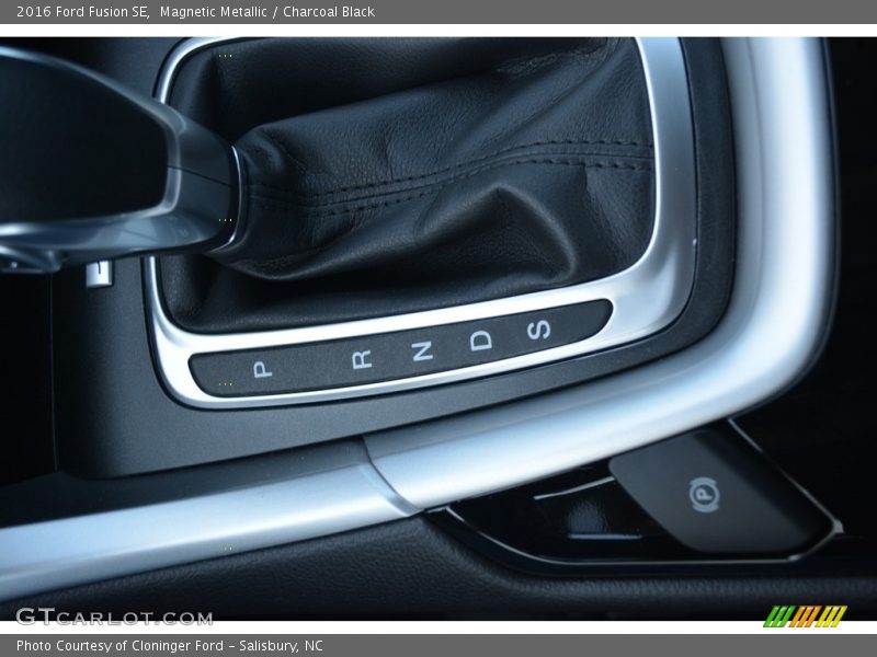 Magnetic Metallic / Charcoal Black 2016 Ford Fusion SE