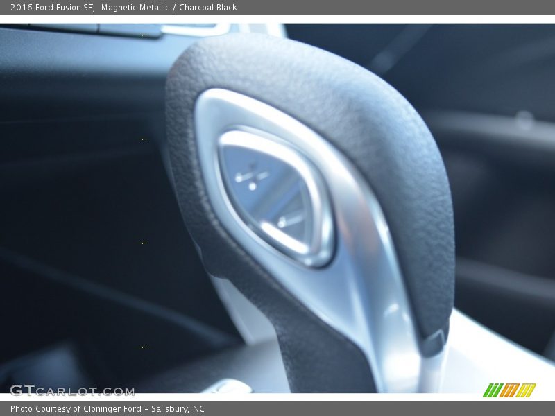 Magnetic Metallic / Charcoal Black 2016 Ford Fusion SE