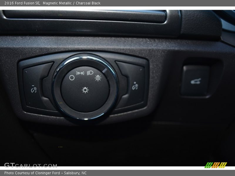 Magnetic Metallic / Charcoal Black 2016 Ford Fusion SE