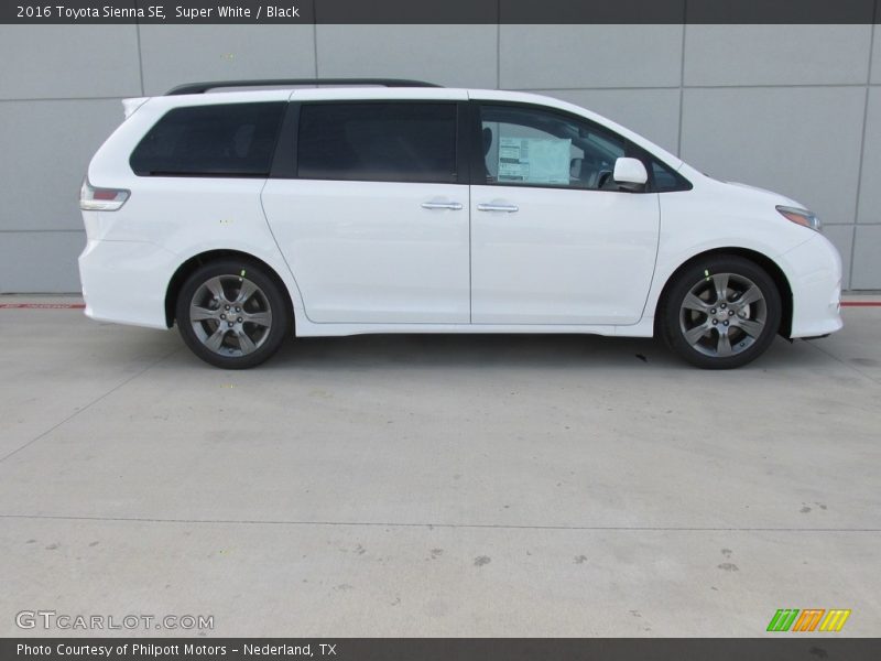 Super White / Black 2016 Toyota Sienna SE