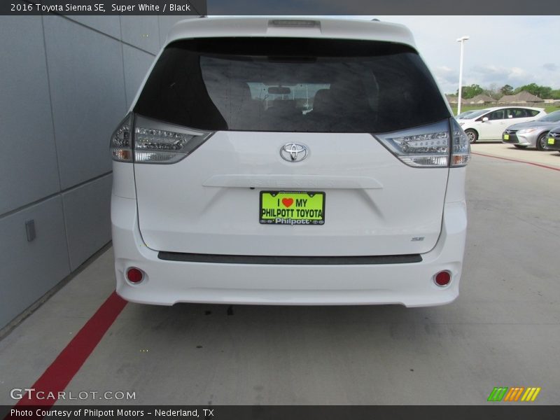 Super White / Black 2016 Toyota Sienna SE