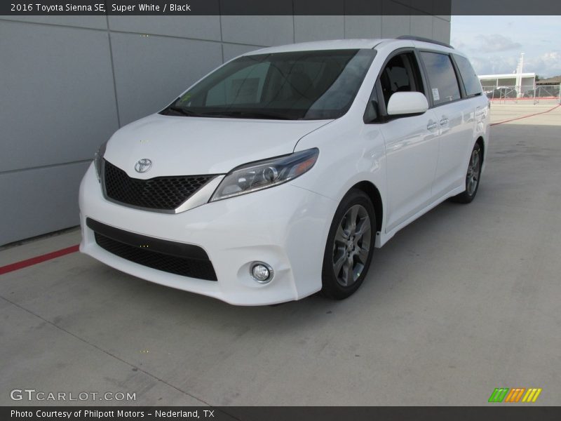 Super White / Black 2016 Toyota Sienna SE