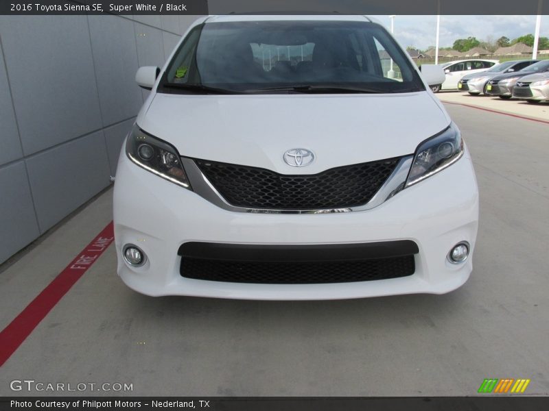 Super White / Black 2016 Toyota Sienna SE