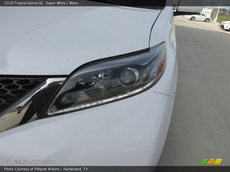 Super White / Black 2016 Toyota Sienna SE