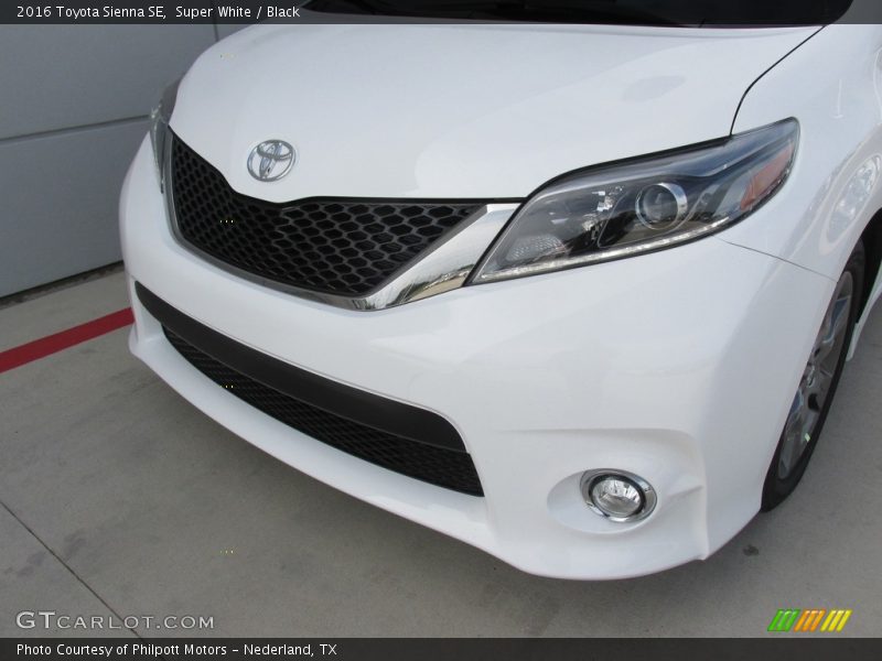 Super White / Black 2016 Toyota Sienna SE