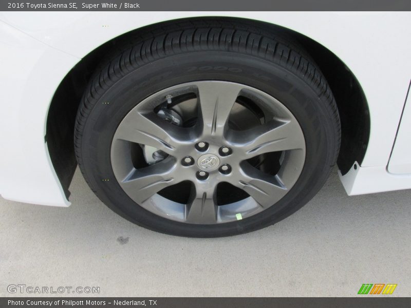 Super White / Black 2016 Toyota Sienna SE