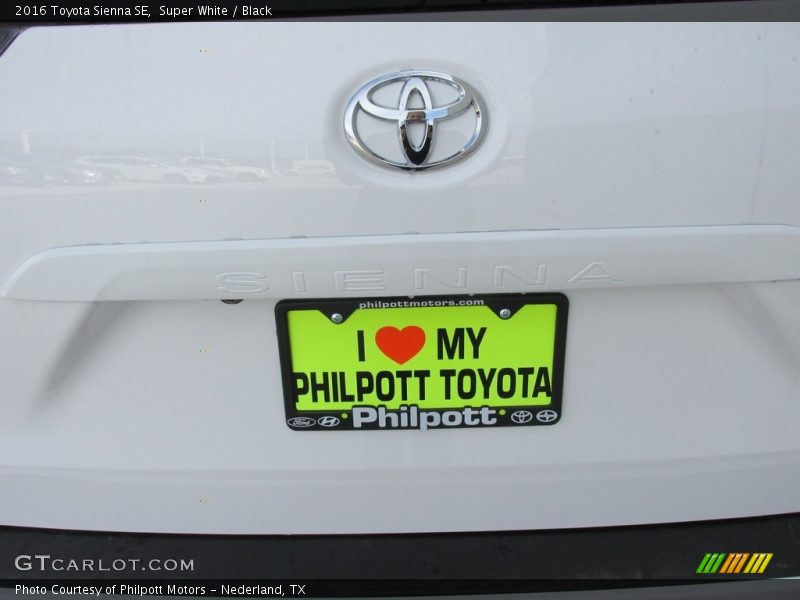 Super White / Black 2016 Toyota Sienna SE
