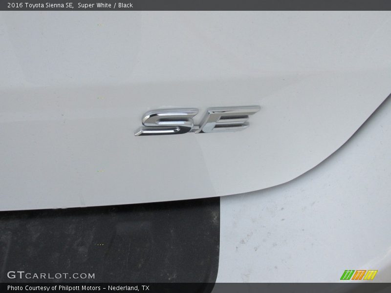Super White / Black 2016 Toyota Sienna SE