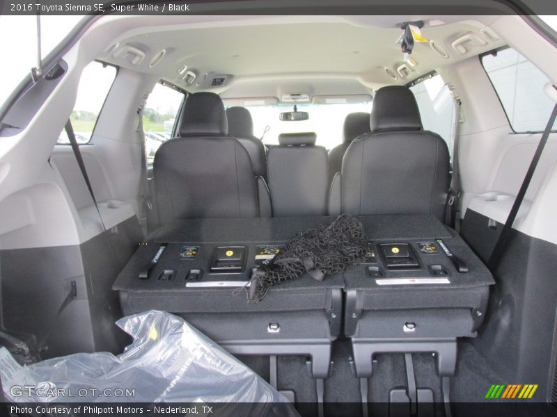Super White / Black 2016 Toyota Sienna SE