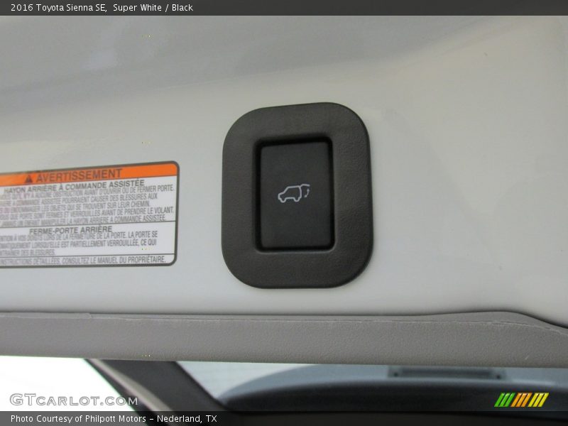 Super White / Black 2016 Toyota Sienna SE