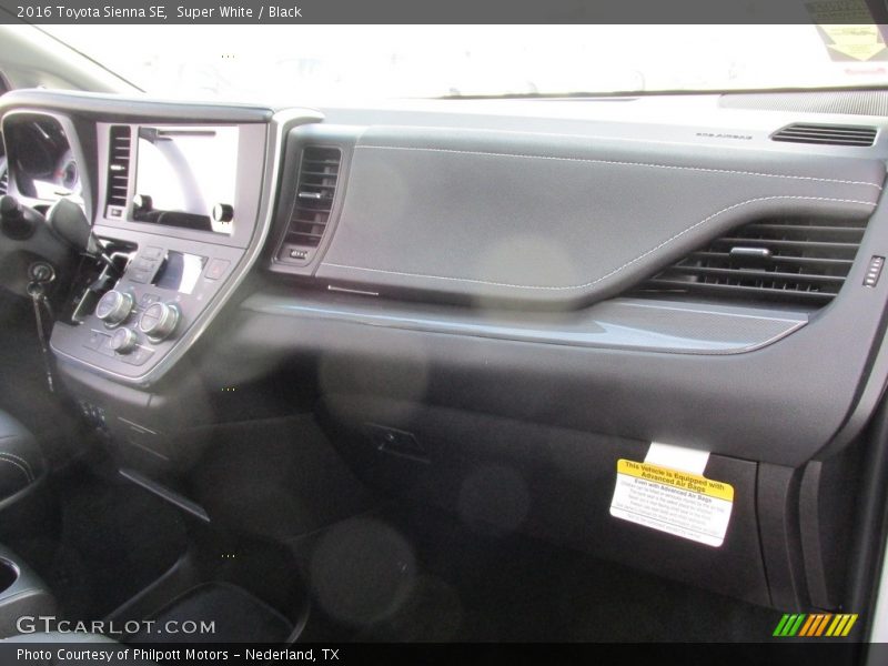 Super White / Black 2016 Toyota Sienna SE